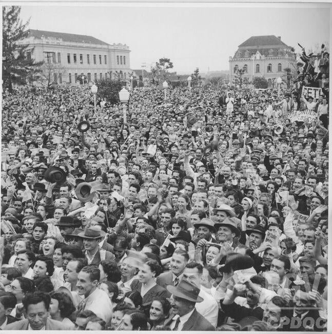 Multidão aguarda Getúlio Vargas - Setembro de 1950